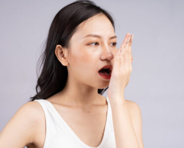 口臭の原因にはどんなものがあるの？【歯周病や内科的要因について】のアイキャッチ画像