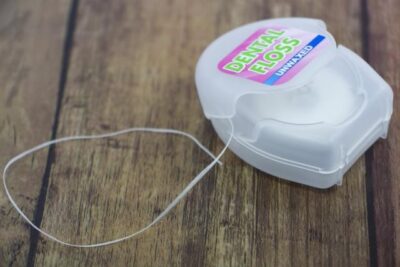 デンタルフロスの必要性と正しい使い方ガイド【歯ブラシだけでは落とせない】のアイキャッチ画像